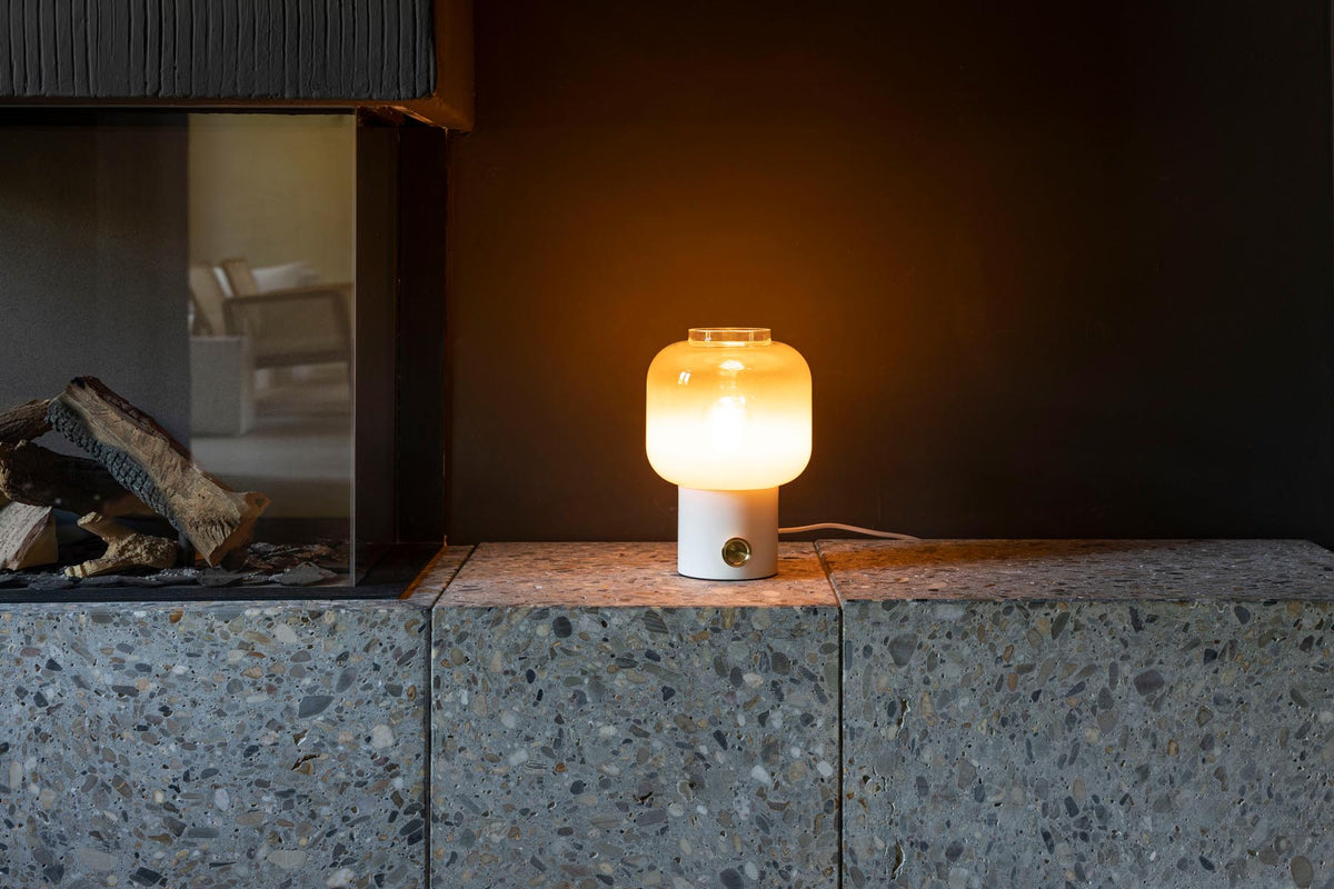 Tischleuchte Moody in Weiss präsentiert im Onlineshop von KAQTU Design AG. Tischleuchte ist von Zuiver