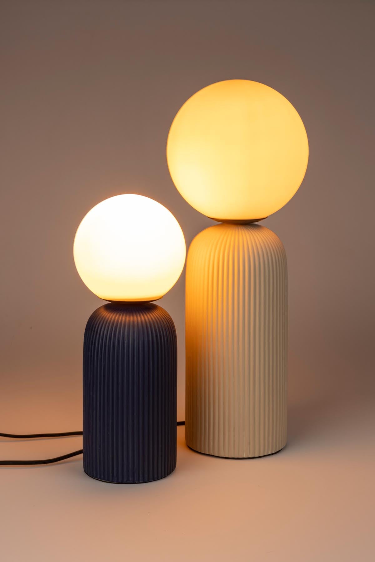 Tischleuchte DASH S ROYAL in Blau präsentiert im Onlineshop von KAQTU Design AG. Tischleuchte ist von Zuiver