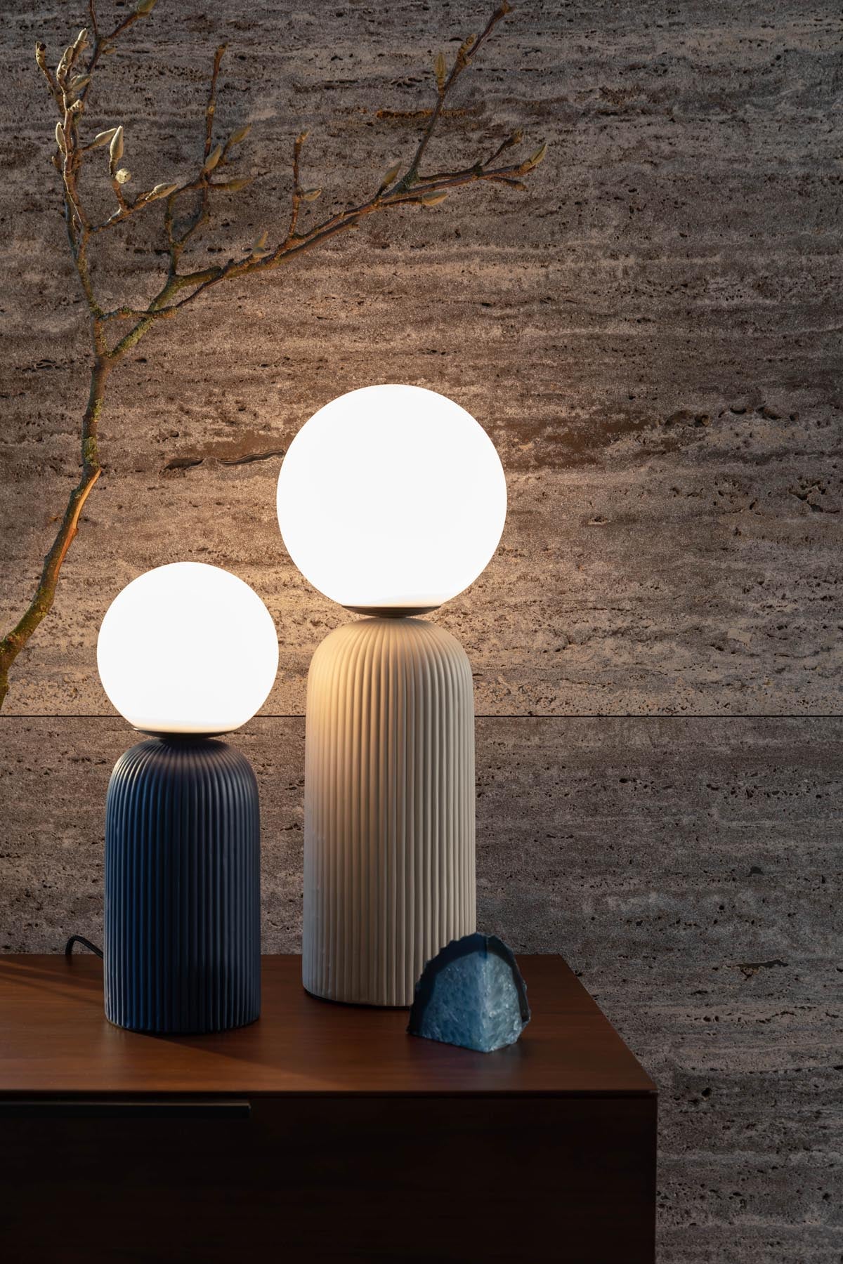 Tischleuchte DASH S ROYAL in Blau präsentiert im Onlineshop von KAQTU Design AG. Tischleuchte ist von Zuiver