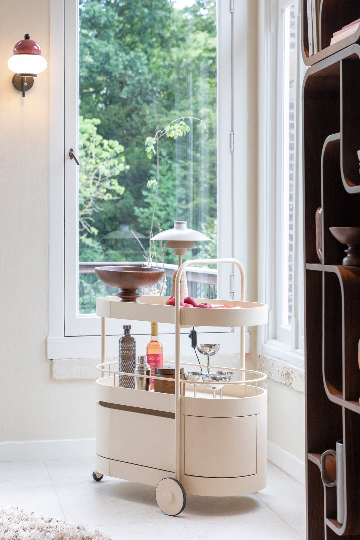 Cole Tischlampe in beige präsentiert im Onlineshop von KAQTU Design AG. Tischleuchte ist von Zuiver