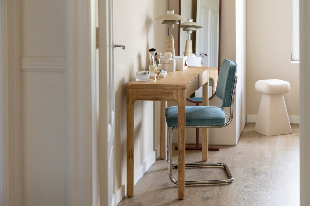 Cole Tischlampe in beige präsentiert im Onlineshop von KAQTU Design AG. Tischleuchte ist von Zuiver