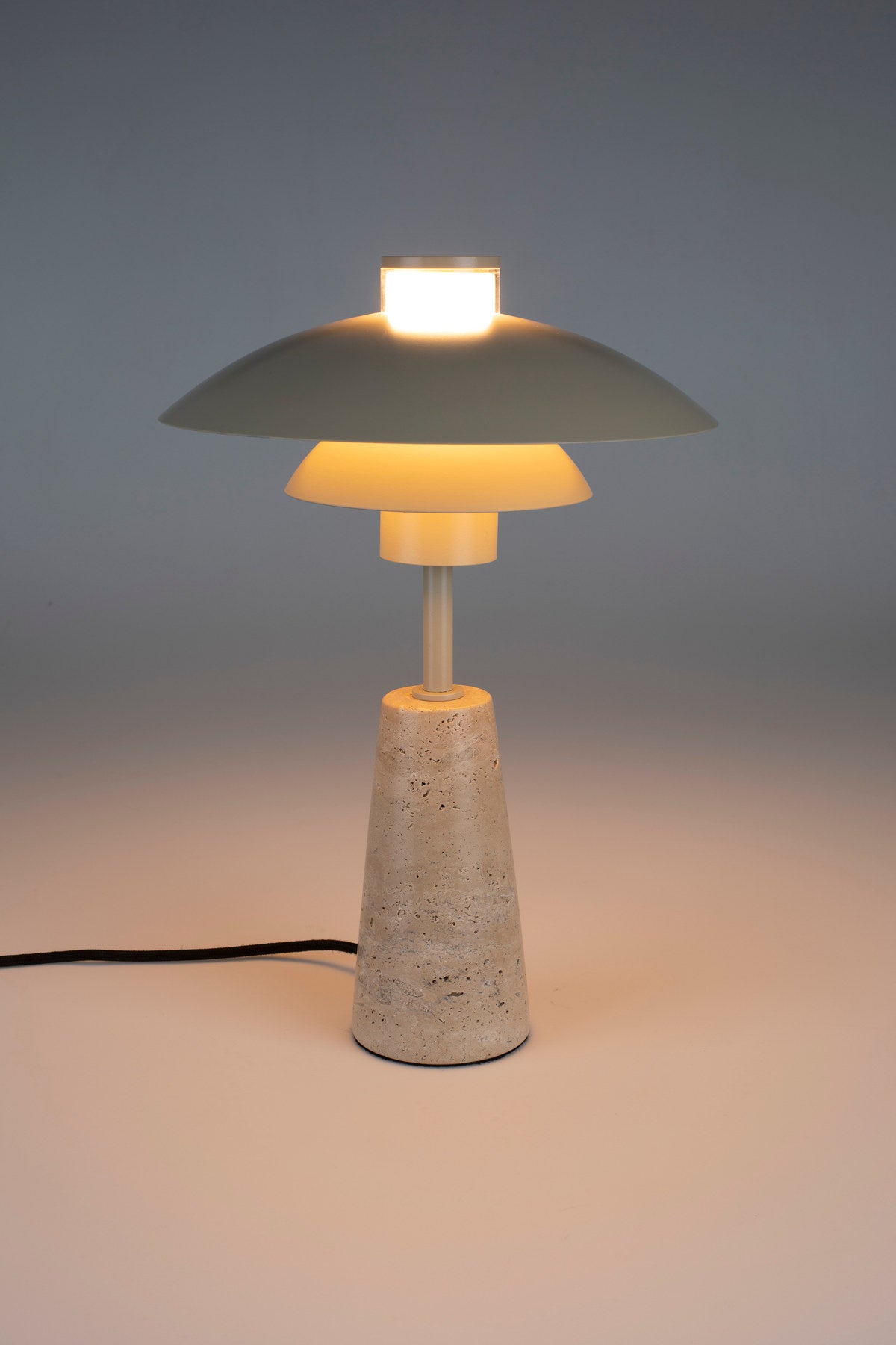 Cole Tischlampe in beige präsentiert im Onlineshop von KAQTU Design AG. Tischleuchte ist von Zuiver