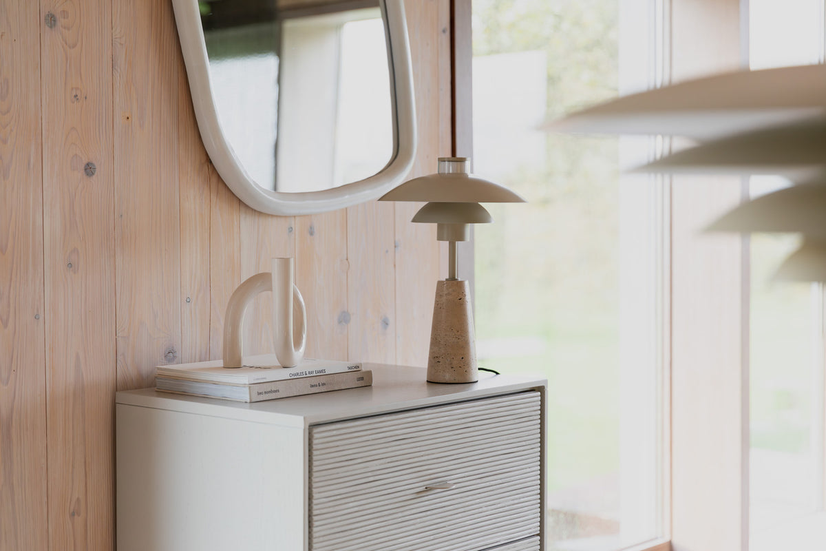 Cole Tischlampe in beige präsentiert im Onlineshop von KAQTU Design AG. Tischleuchte ist von Zuiver