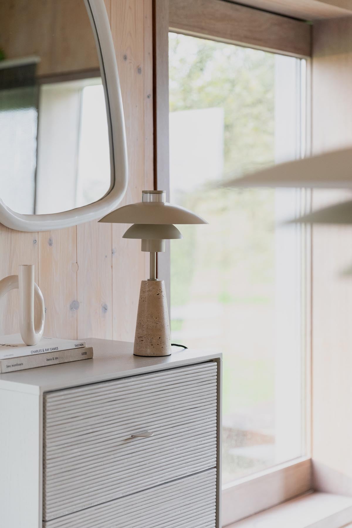 Cole Tischlampe in beige präsentiert im Onlineshop von KAQTU Design AG. Tischleuchte ist von Zuiver