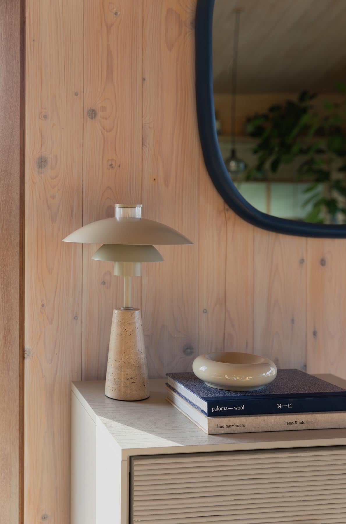 Cole Tischlampe in beige präsentiert im Onlineshop von KAQTU Design AG. Tischleuchte ist von Zuiver