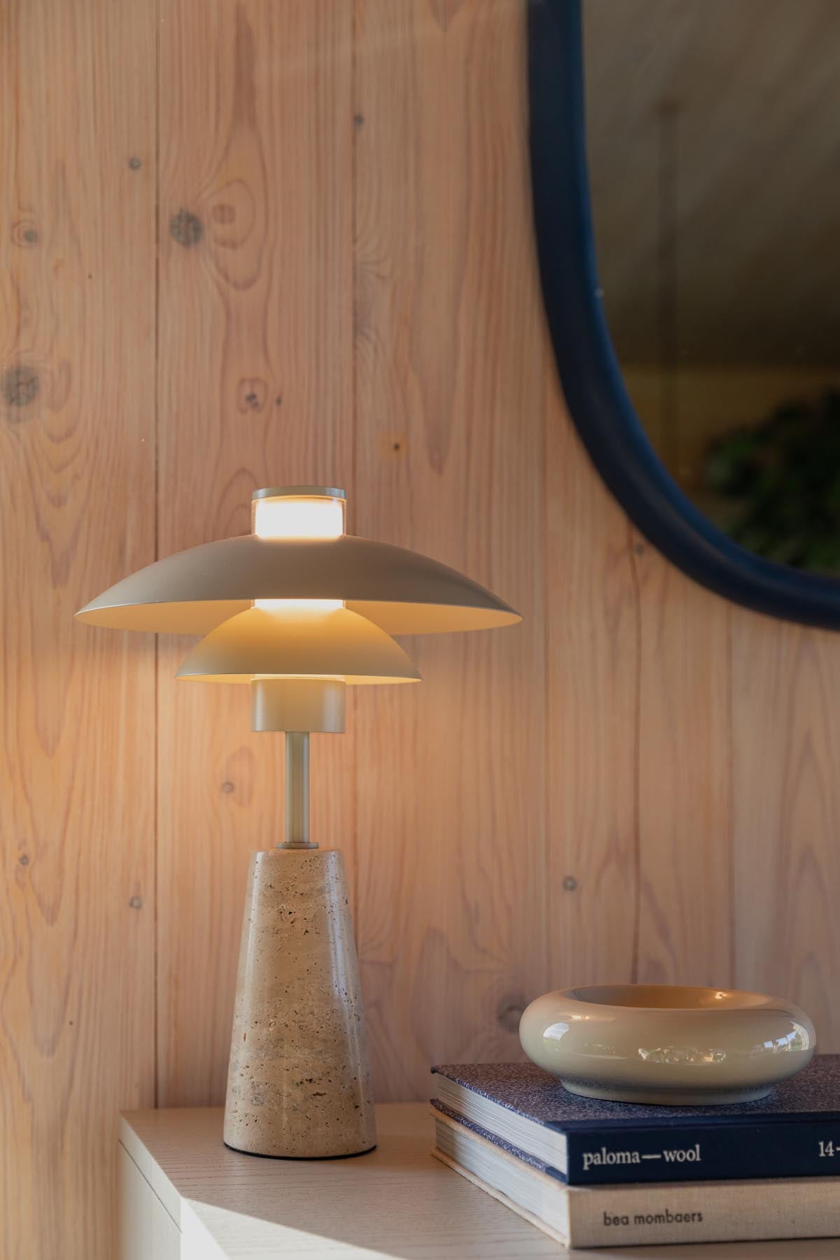 Cole Tischlampe in beige präsentiert im Onlineshop von KAQTU Design AG. Tischleuchte ist von Zuiver
