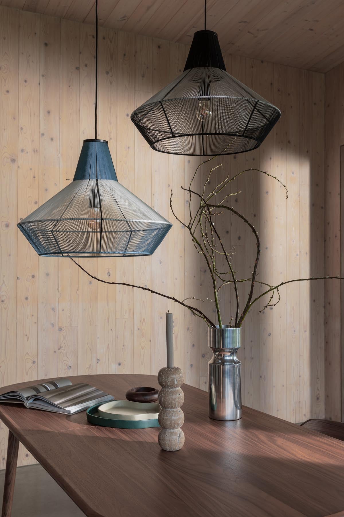Fee Pendellampe in Blau präsentiert im Onlineshop von KAQTU Design AG. Pendelleuchte ist von Zuiver