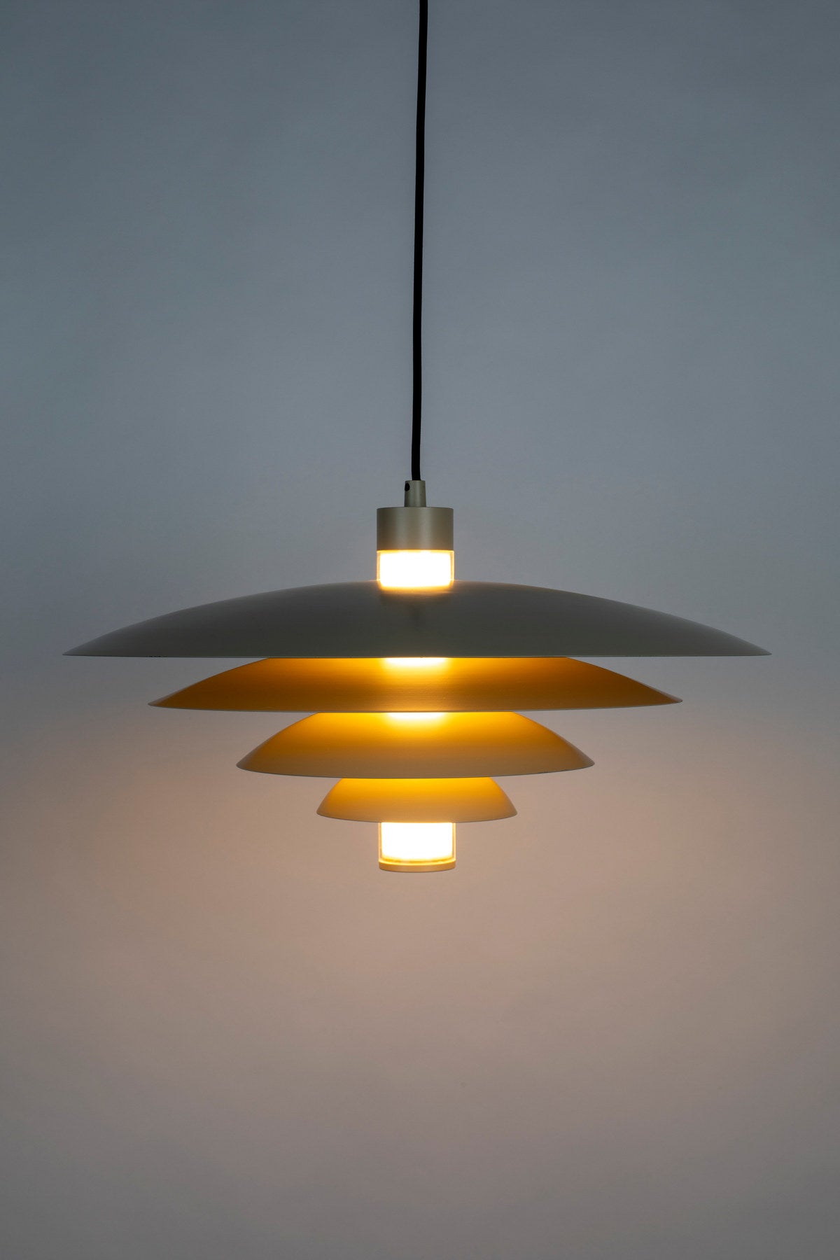 Cole Pendellampe in beige präsentiert im Onlineshop von KAQTU Design AG. Pendelleuchte ist von Zuiver