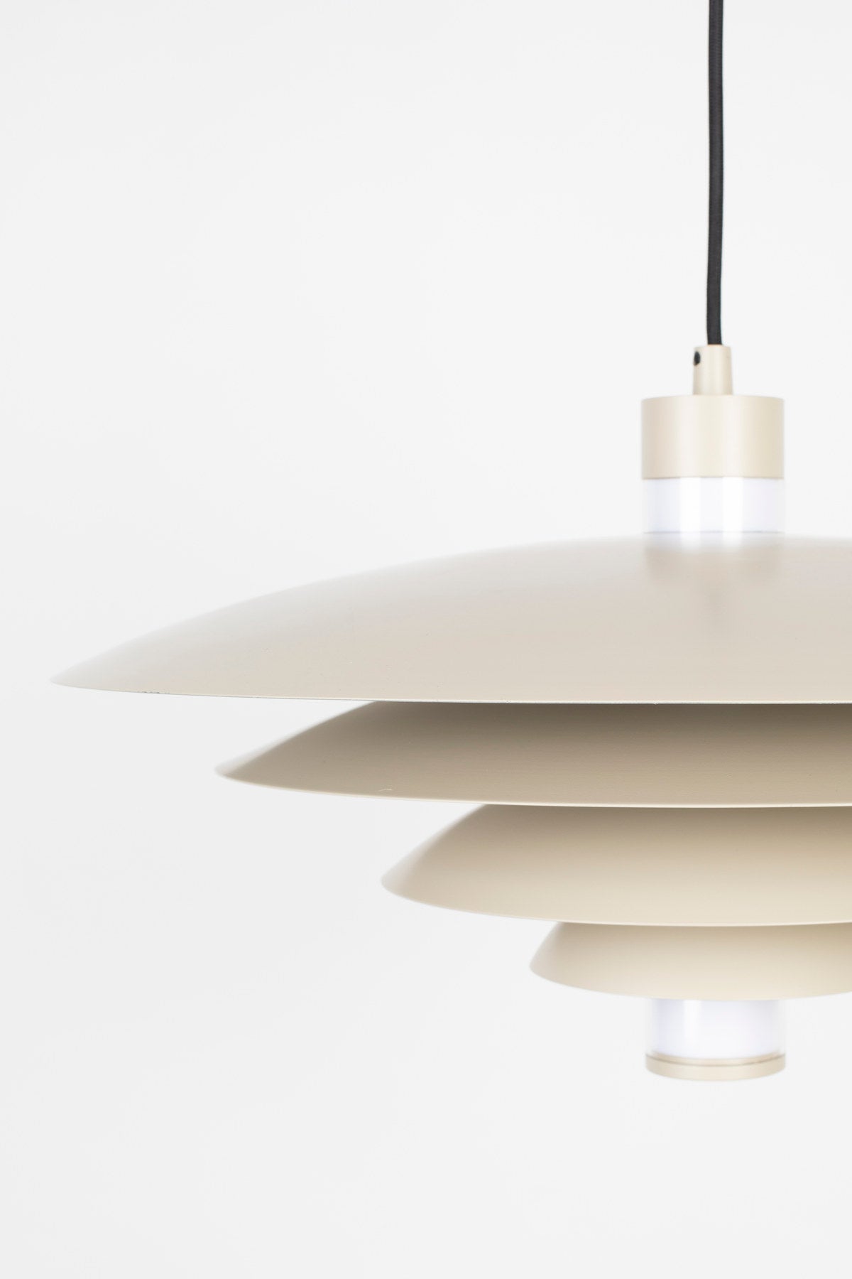 Cole Pendellampe in beige präsentiert im Onlineshop von KAQTU Design AG. Pendelleuchte ist von Zuiver