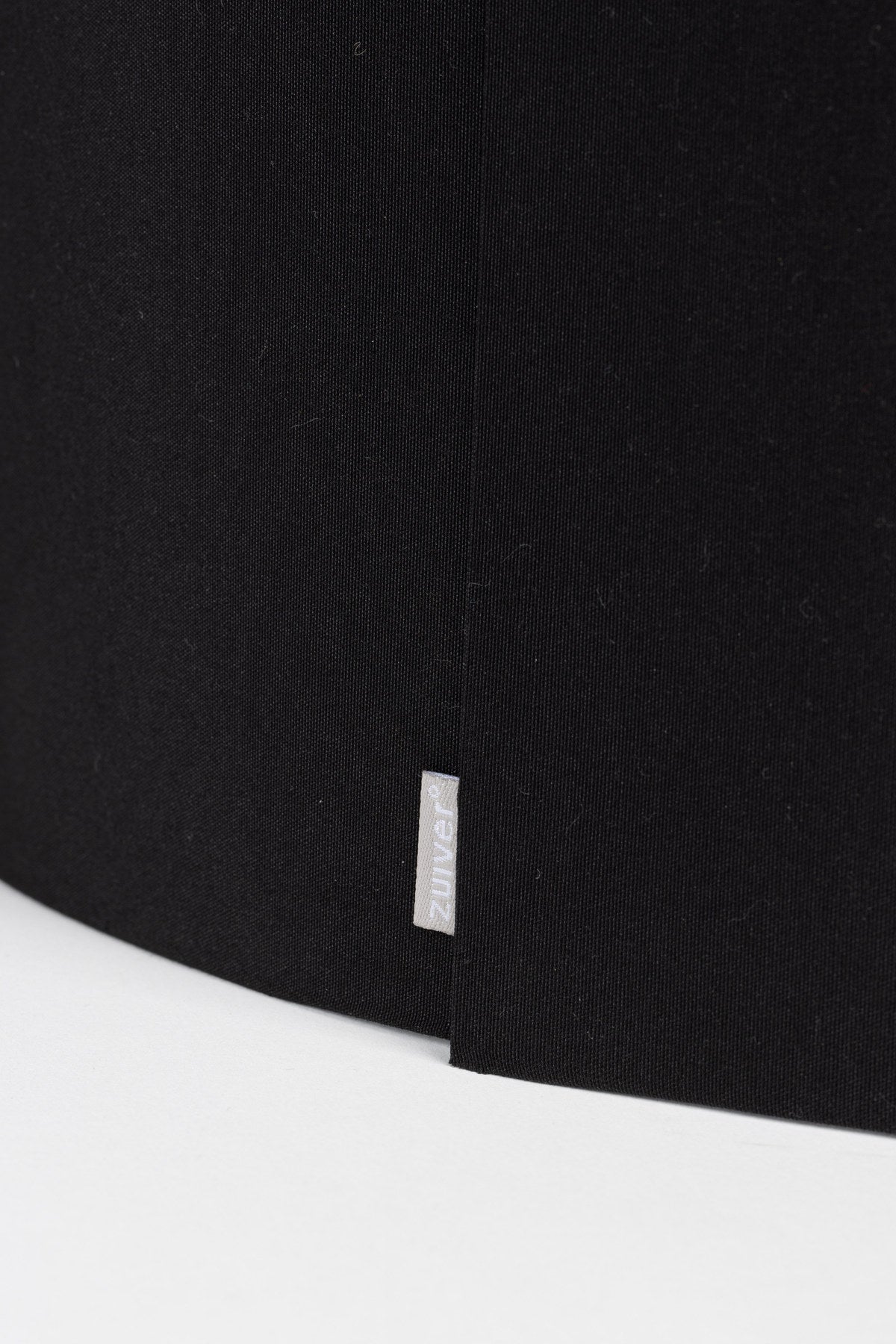 Shade Tripod in Schwarz präsentiert im Onlineshop von KAQTU Design AG. Lampenschirm ist von Zuiver