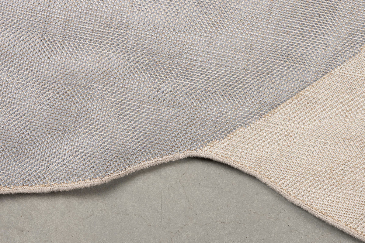 Teppich Phila in Blau präsentiert im Onlineshop von KAQTU Design AG. Teppich ist von Zuiver