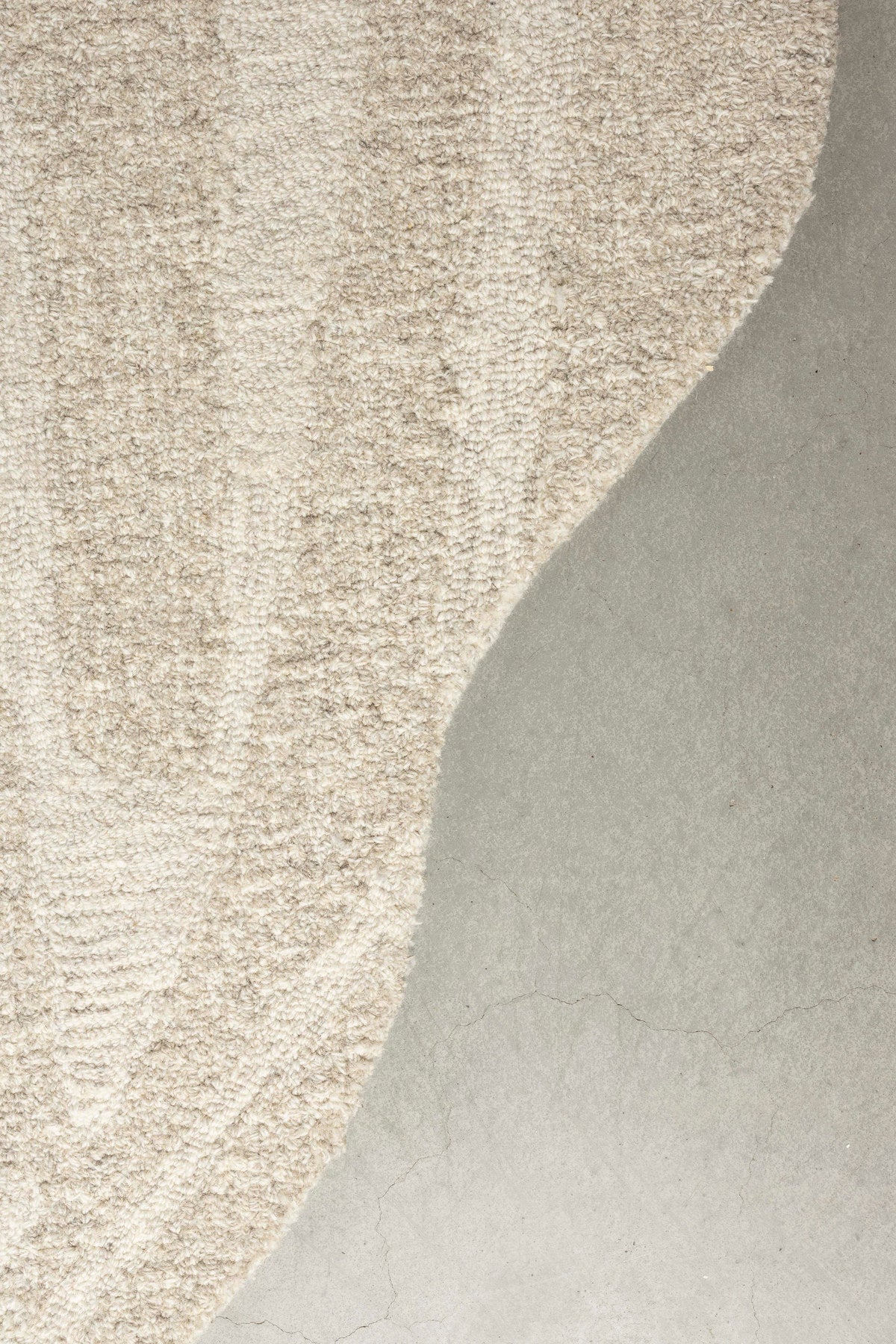 Teppich Forms in Weiss präsentiert im Onlineshop von KAQTU Design AG. Teppich ist von Zuiver