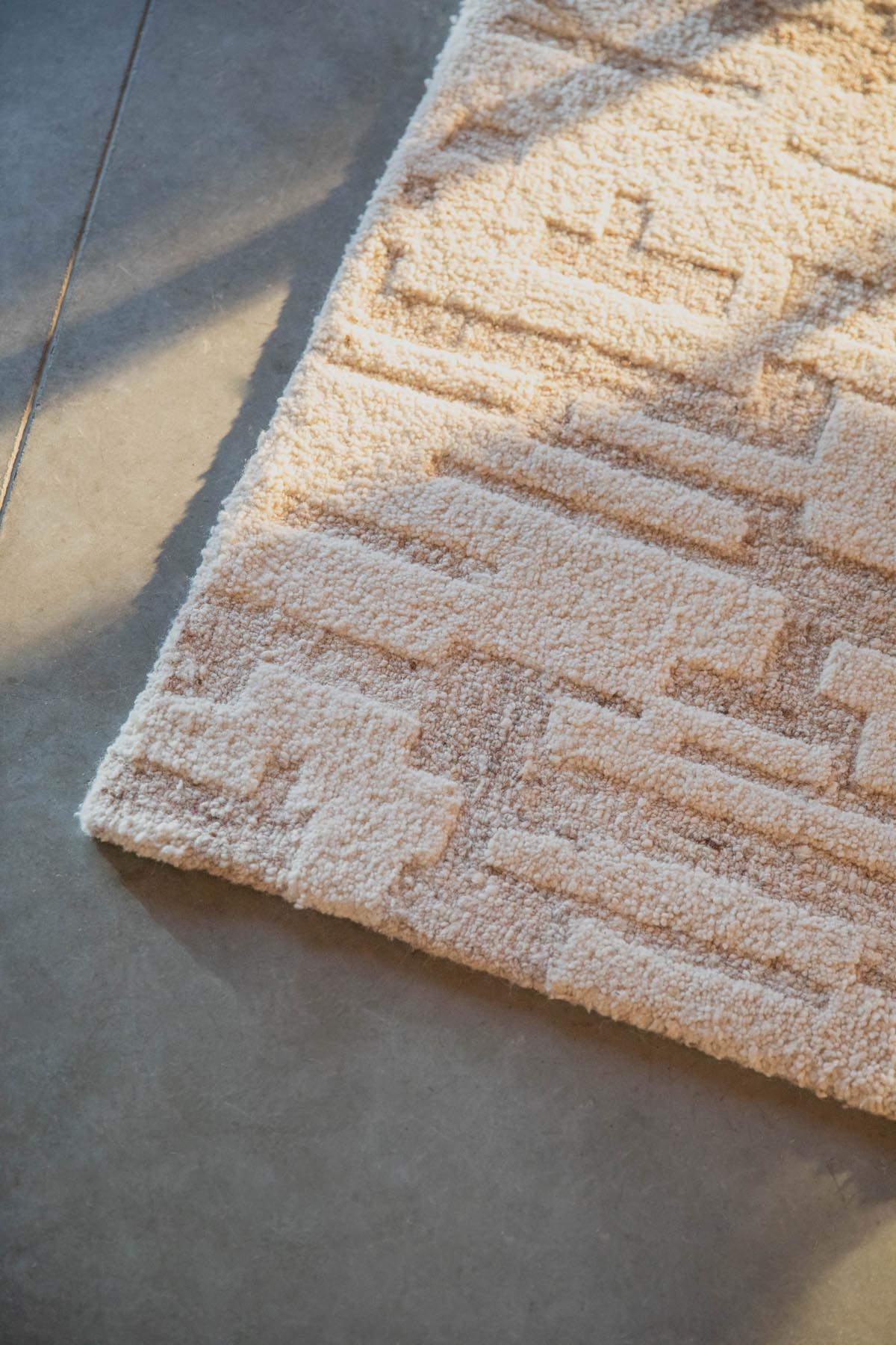 Hills Teppich 160x230 in beige präsentiert im Onlineshop von KAQTU Design AG. Teppich ist von Zuiver