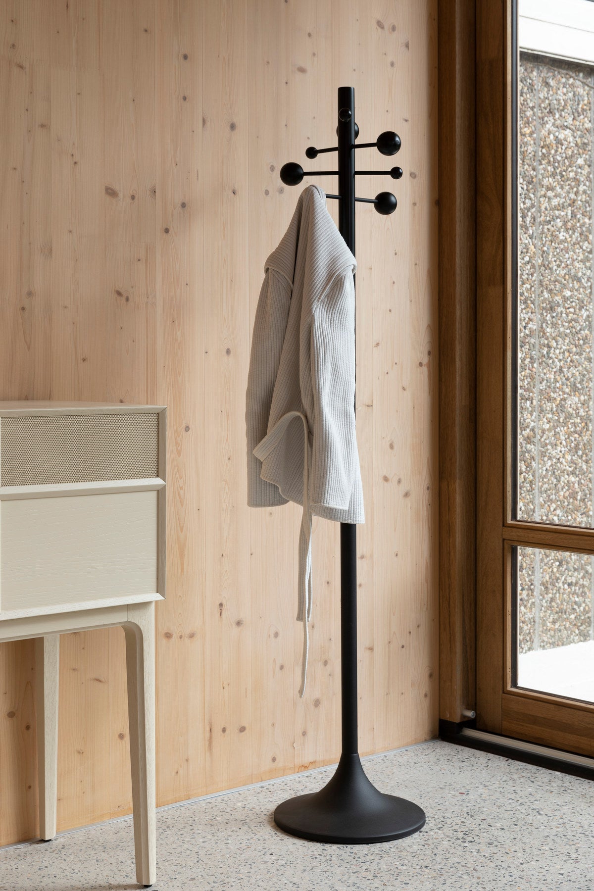 Kleiderständre Jason in Schwarz präsentiert im Onlineshop von KAQTU Design AG. Kleiderständer ist von Zuiver
