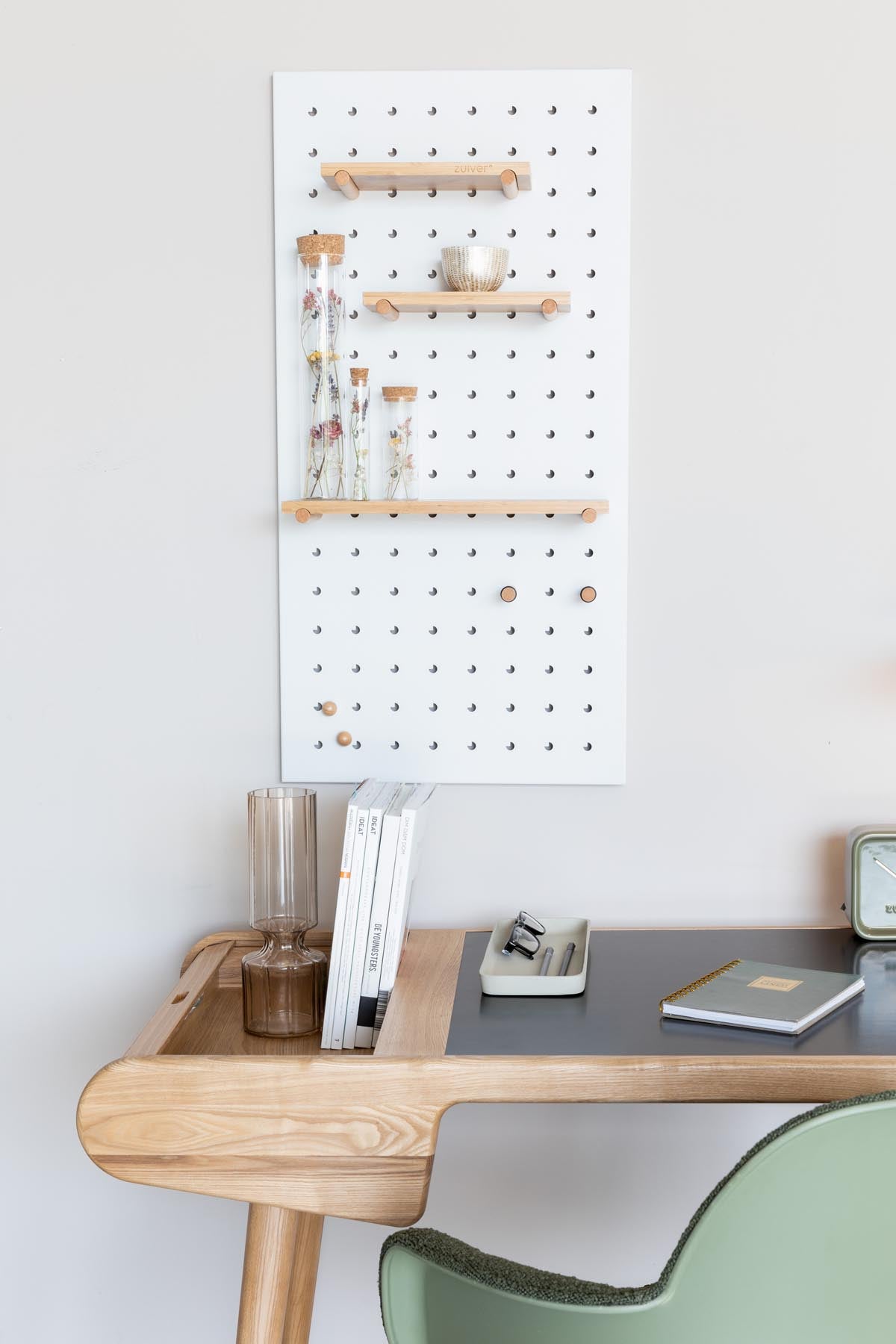 Pegboard Bundy in Weiss präsentiert im Onlineshop von KAQTU Design AG. Pinnwand ist von Zuiver