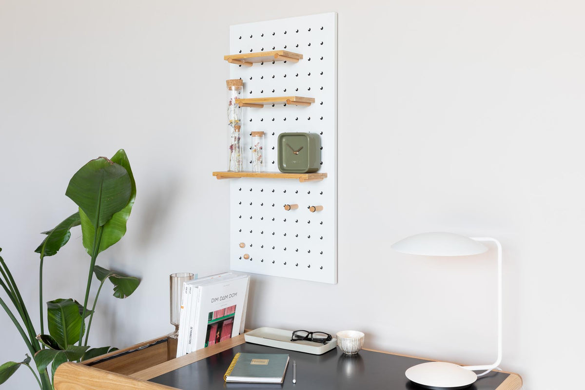Pegboard Bundy in Weiss präsentiert im Onlineshop von KAQTU Design AG. Pinnwand ist von Zuiver