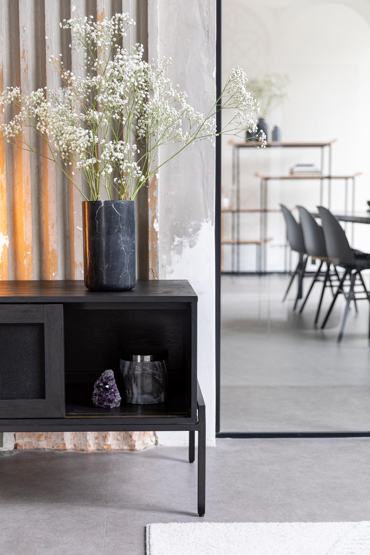 Vase Fajen in Schwarz präsentiert im Onlineshop von KAQTU Design AG. Vase ist von Zuiver