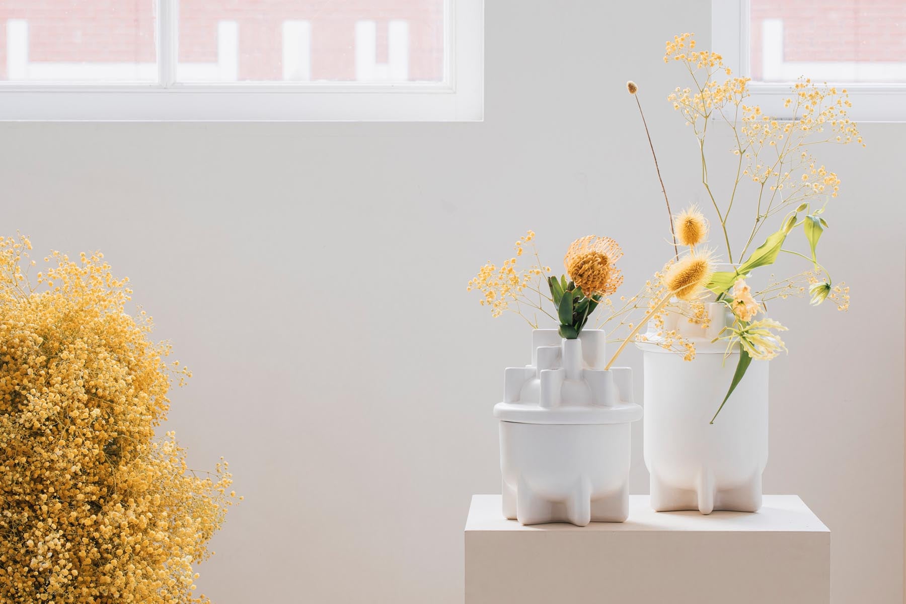 Vase Bassin in Weiss präsentiert im Onlineshop von KAQTU Design AG. Vase ist von Zuiver
