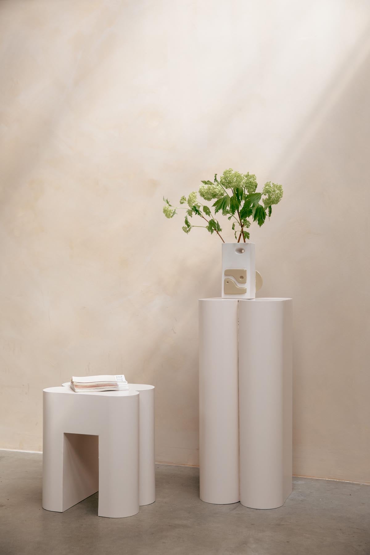 Bloomer Vase in beige präsentiert im Onlineshop von KAQTU Design AG. Vase ist von Zuiver