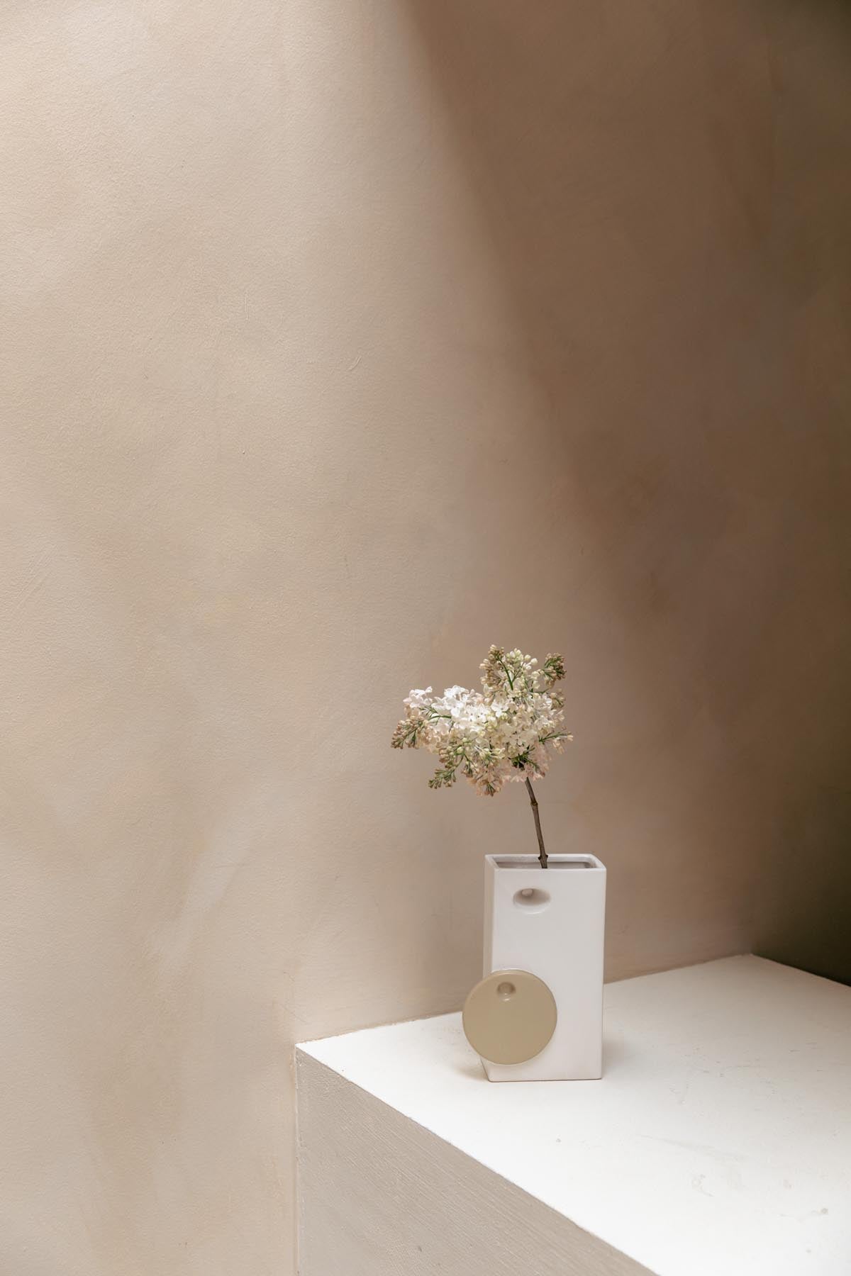 Bloomer Vase in beige präsentiert im Onlineshop von KAQTU Design AG. Vase ist von Zuiver