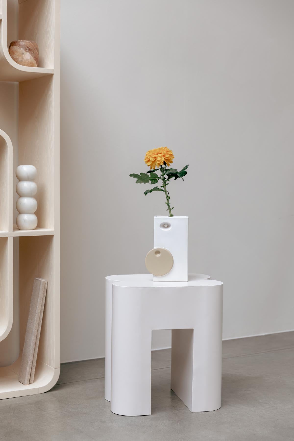Bloomer Vase in beige präsentiert im Onlineshop von KAQTU Design AG. Vase ist von Zuiver