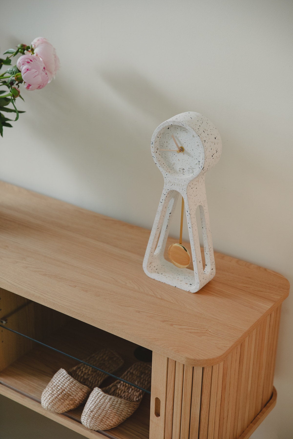 Wanduhr Time Pendulum mit Betongehäuse, Aluminiumzeigern und Pendel an der Wand