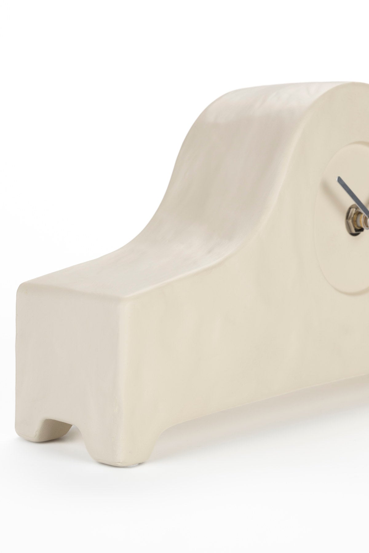 Beige Tischuhr Oma Uhr aus Keramik mit silberfarbenen Zeigern in Holzuhr-Optik