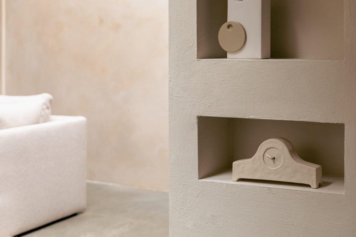 Beige Tischuhr Oma Uhr aus Keramik mit silberfarbenen Zeigern in Holzuhr-Optik