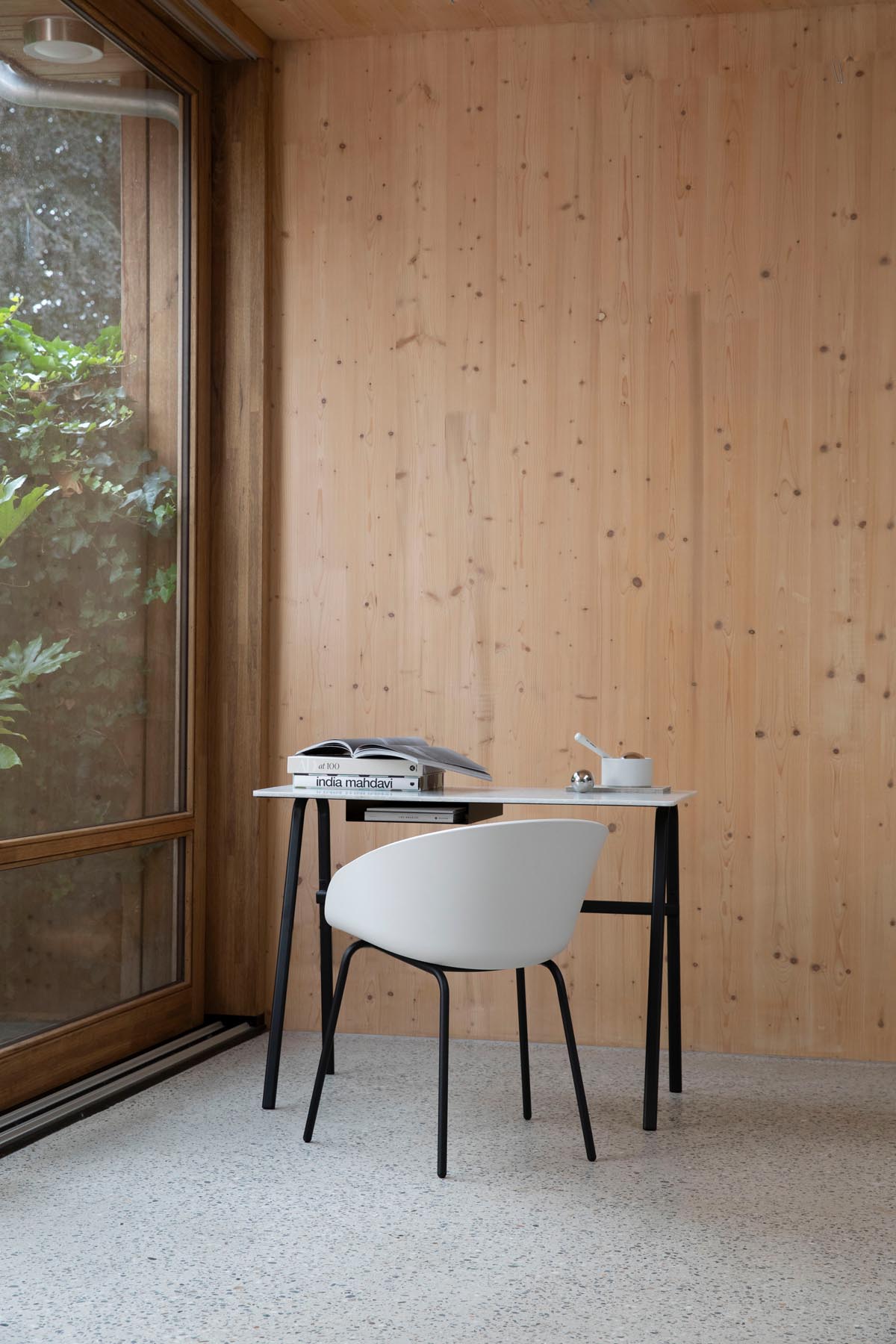 Sessel Void in Weiss präsentiert im Onlineshop von KAQTU Design AG. Stuhl mit Armlehne ist von Zuiver