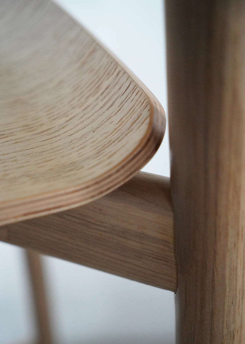 Arche ARCH03 - Holzhocker in Eiche Natur präsentiert im Onlineshop von KAQTU Design AG. Barhocker ist von Tamo