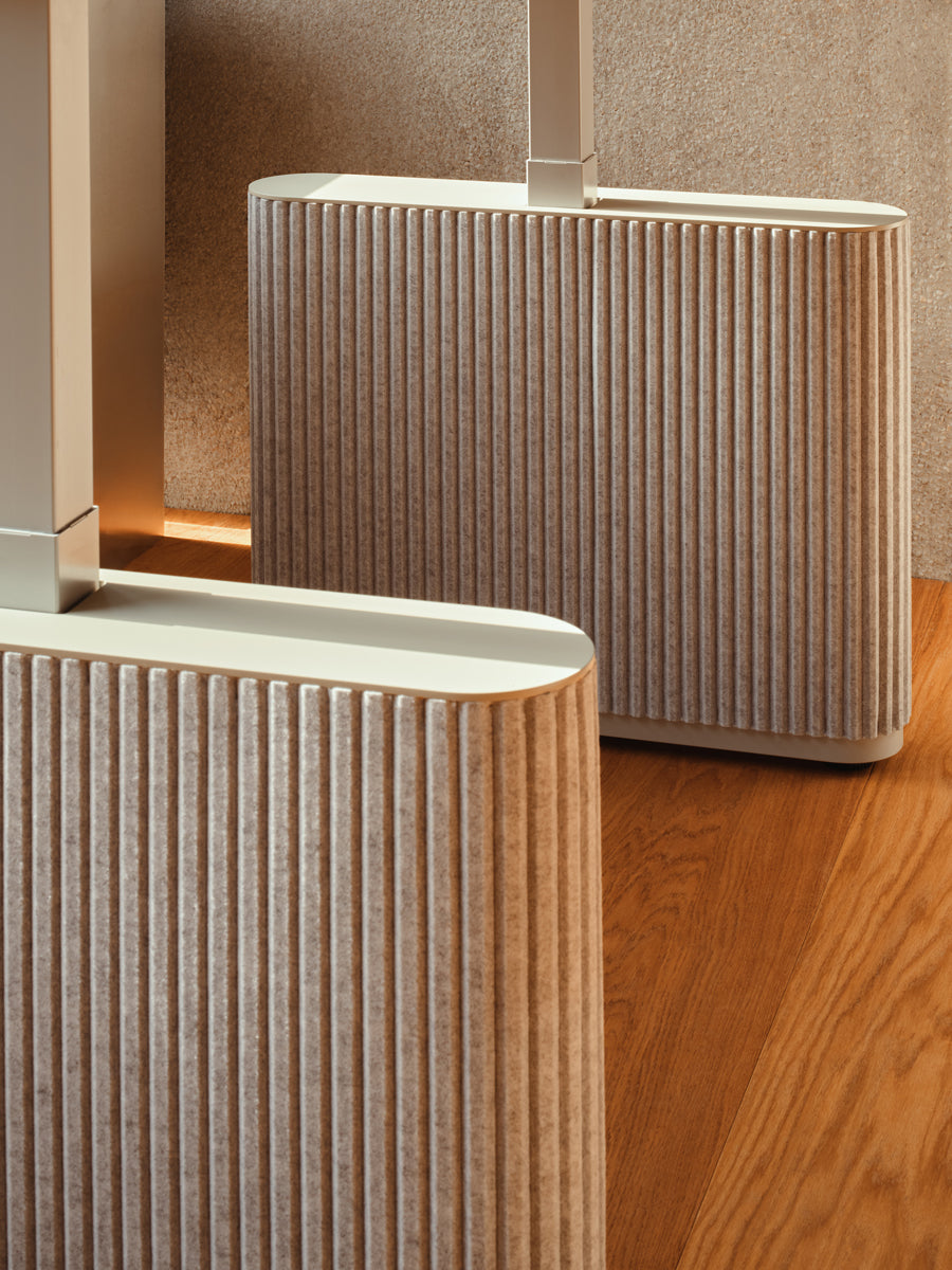 Ogi Drive BODF52 - elektrisch höhenverstellbarer Schreibtisch mit Fußelementen aus Filz in Anthrazit präsentiert im Onlineshop von KAQTU Design AG. Schreibtisch ist von Mdd