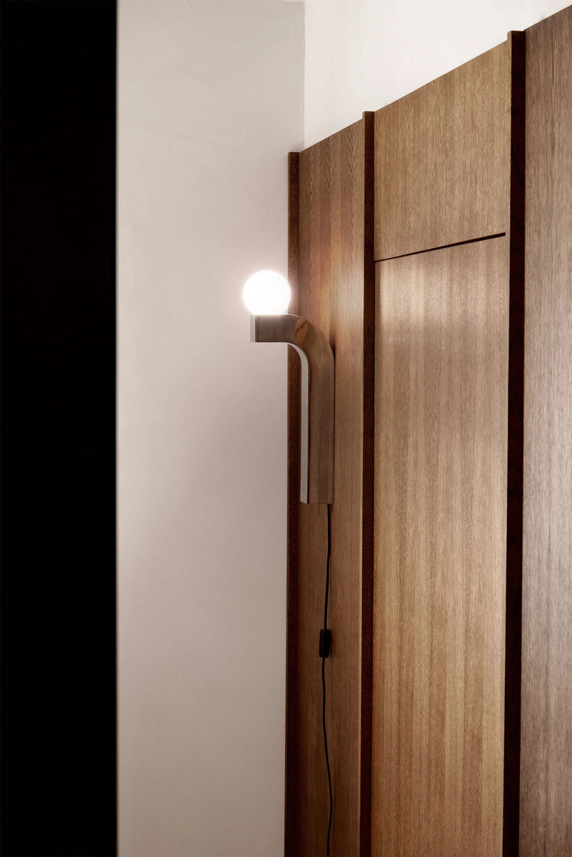 Pallia PLIA01 - Wandleuchte in Schwarz präsentiert im Onlineshop von KAQTU Design AG. Wandleuchte ist von Tamo