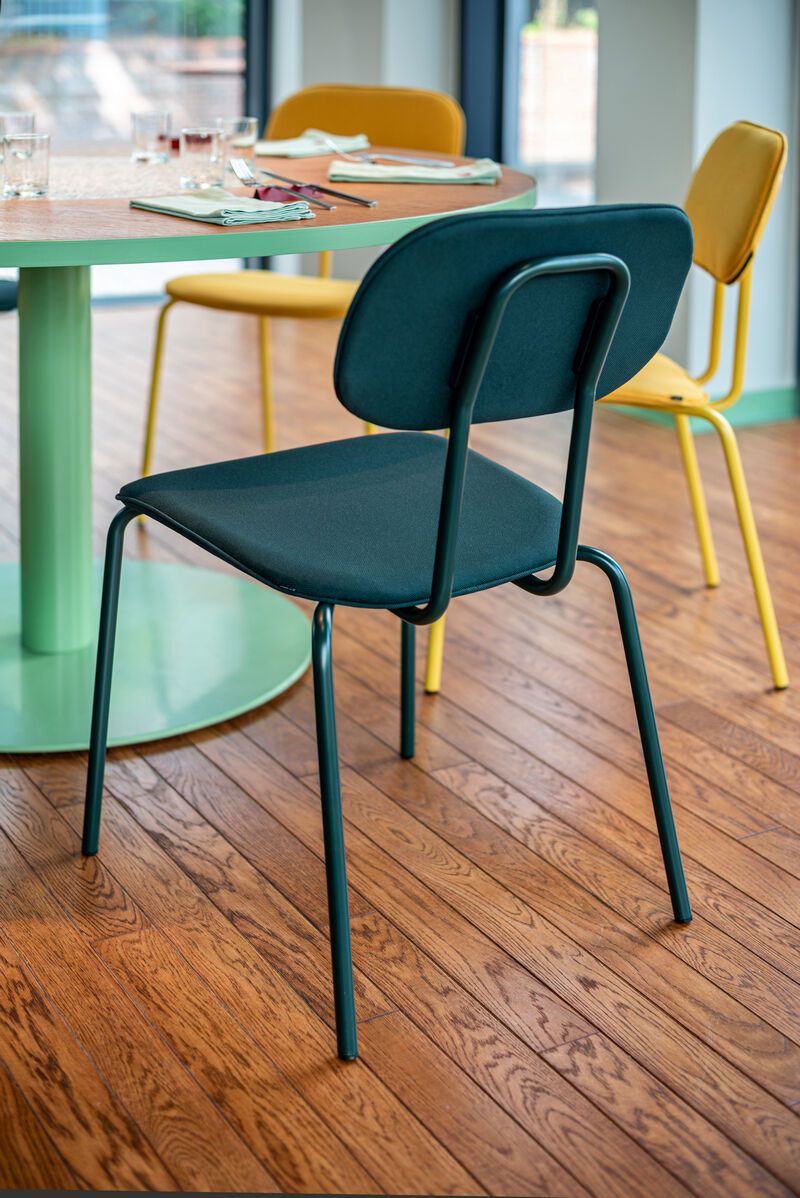 New School N1N01F - gepolsterter Stuhl mit 4-Bein-Gestell in präsentiert im Onlineshop von KAQTU Design AG. Stuhl ist von Mdd