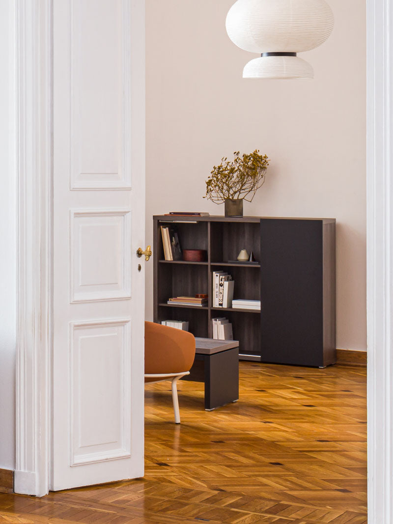Mito MIT7 - Chefzimmerschrank in Bernsteineiche präsentiert im Onlineshop von KAQTU Design AG. Büroschrank ist von Mdd