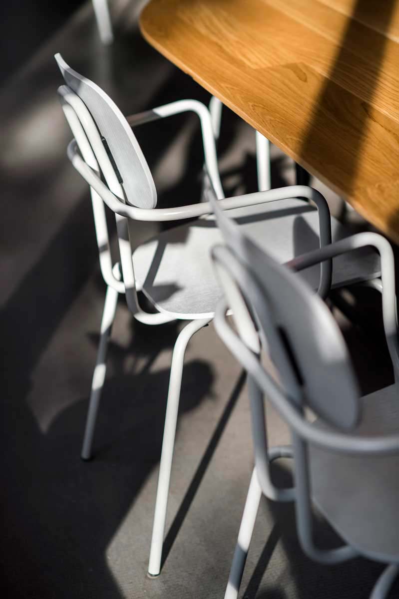 New School N1N01 - Stuhl aus Sperrholz mit 4-Bein-Gestell in präsentiert im Onlineshop von KAQTU Design AG. Stuhl ist von Mdd