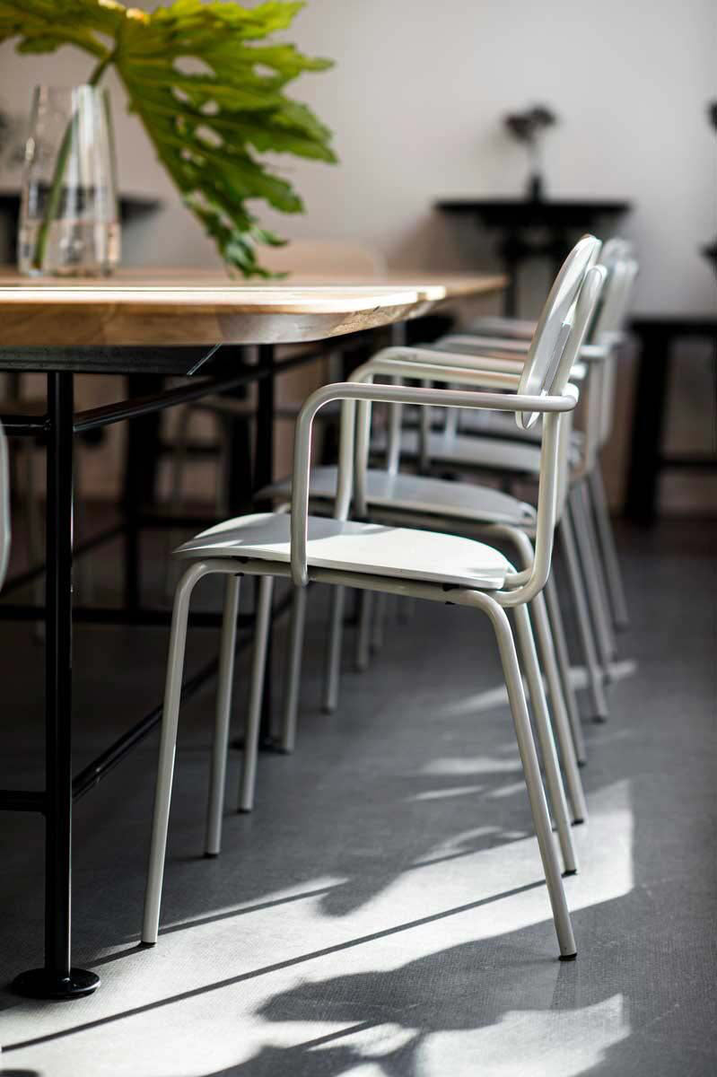 New School N1N01 - Stuhl aus Sperrholz mit 4-Bein-Gestell in präsentiert im Onlineshop von KAQTU Design AG. Stuhl ist von Mdd
