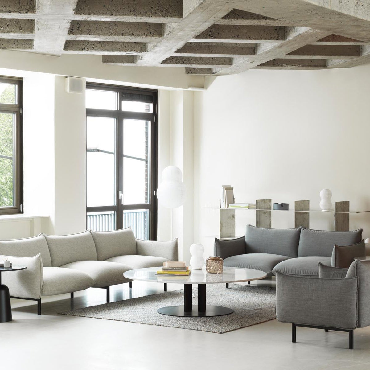 Scala von Normann Copenhagen: Tische auf vier Säulen