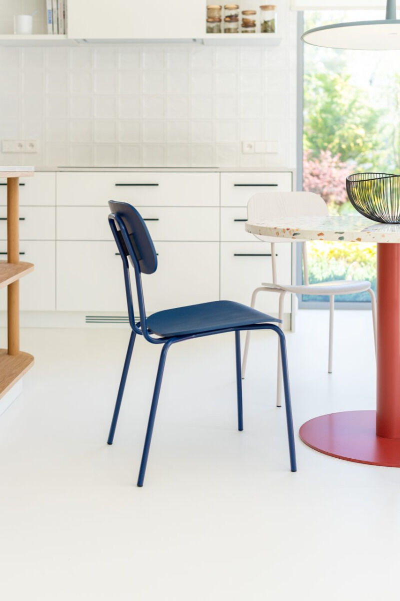 New School N1N01 - Stuhl aus Sperrholz mit 4-Bein-Gestell in präsentiert im Onlineshop von KAQTU Design AG. Stuhl ist von Mdd