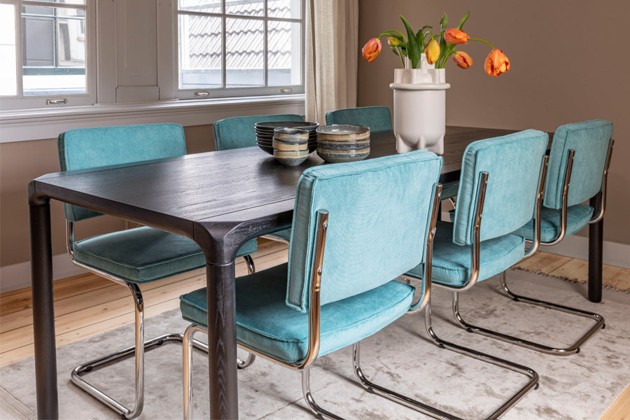 Zuiver Ridge Kink Rib Chair mit chromfarbenem Stahlgestell und Rillenstruktur im Retro-Stil, in verschiedenen Farben erhältlich, ideal für moderne Esszimmer.