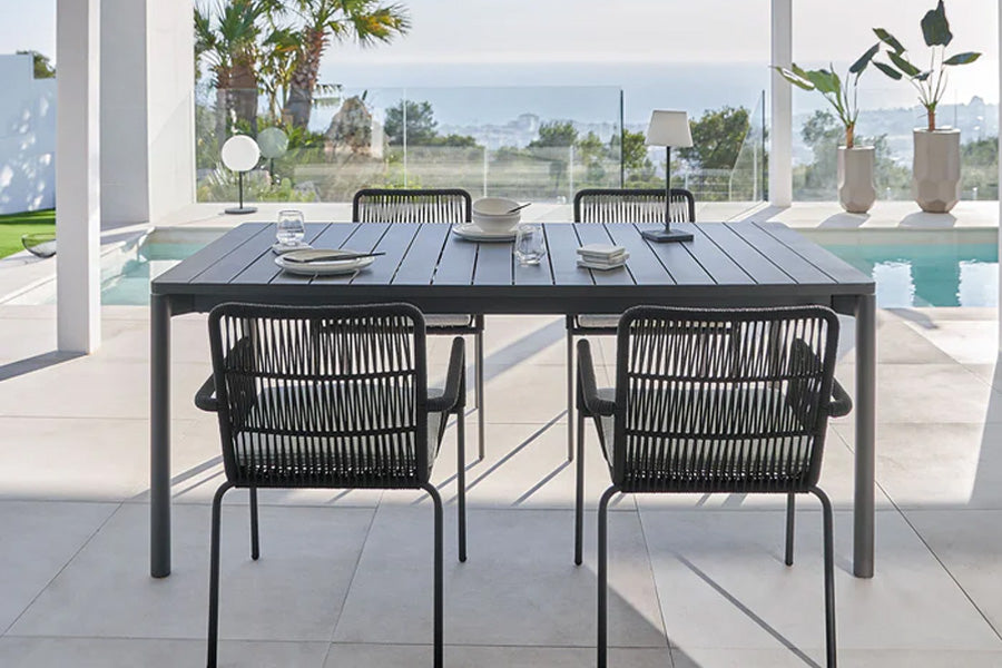 Zaltana ausziehbarer Outdoor-Tisch von Kave Home aus wetterfestem Aluminium in elegantem Matt-Finish, rechteckige Form mit versteckter Verlängerung, ideal für Garten und Terrasse.