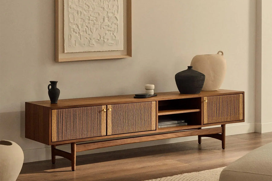 Stilvolle Heimkino-Lounge: bequeme Sessel, dunkle Wände und Kabelmanagement-TV-Möbel – die perfekte Filmzone zu Hause von KAQTU.