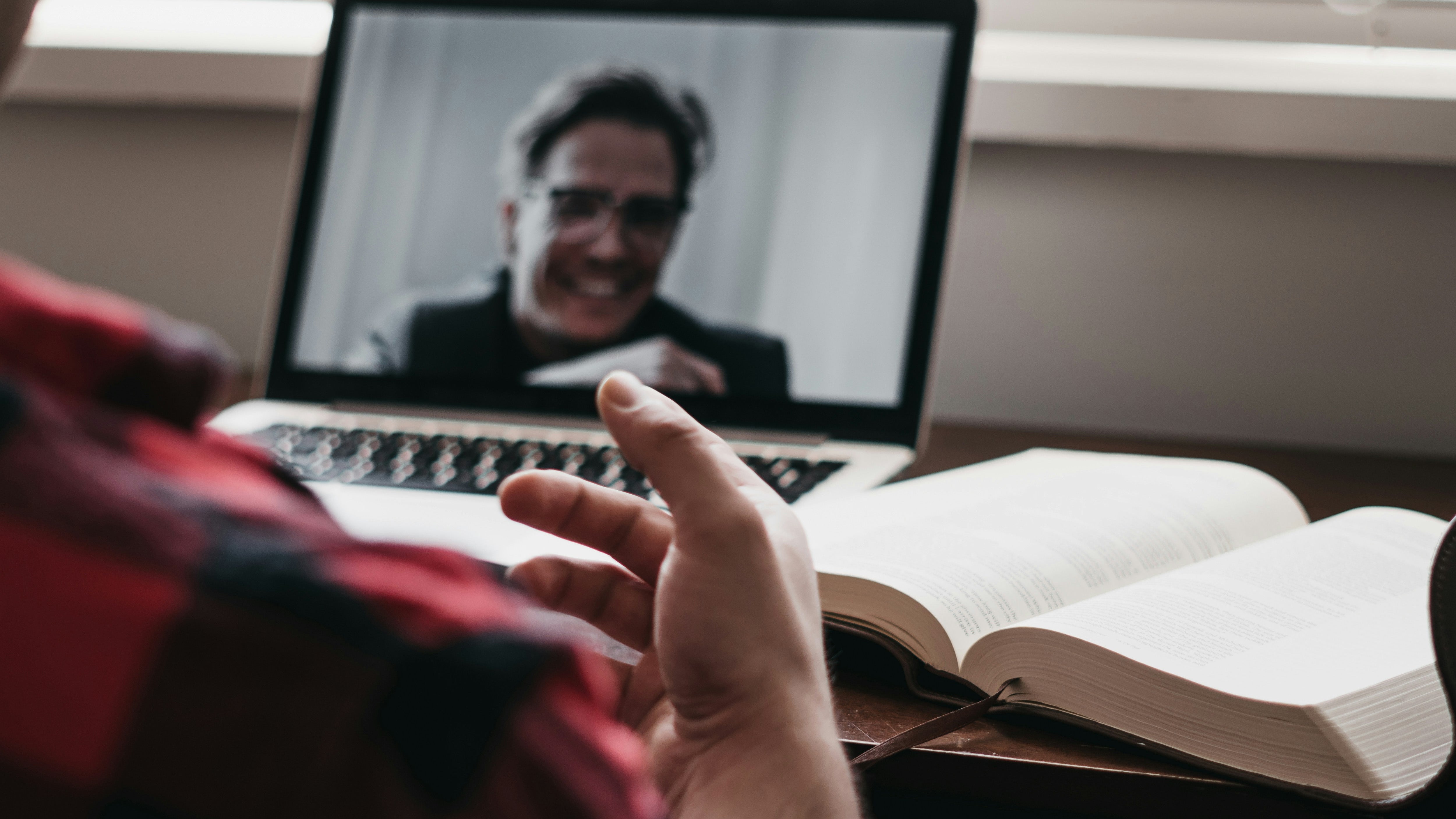 Titelbild für den Blog: Modernes Wohnzimmer mit Smartphone und Laptop, zeigt eine Person bei einer Video-Call-Einrichtungsberatung – bequem, digital, persönlich.