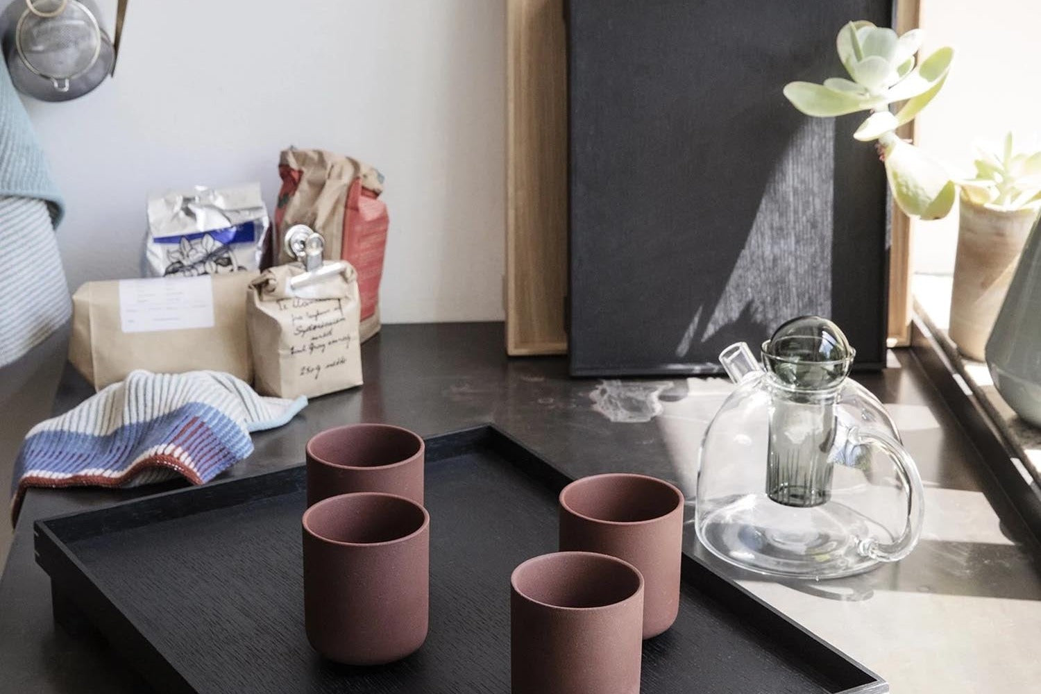 Entdecke, warum Accessoires den Raum prägen: Mit Licht, Texturen und Details schaffen sie Atmosphäre und machen dein Zuhause einzigartig.