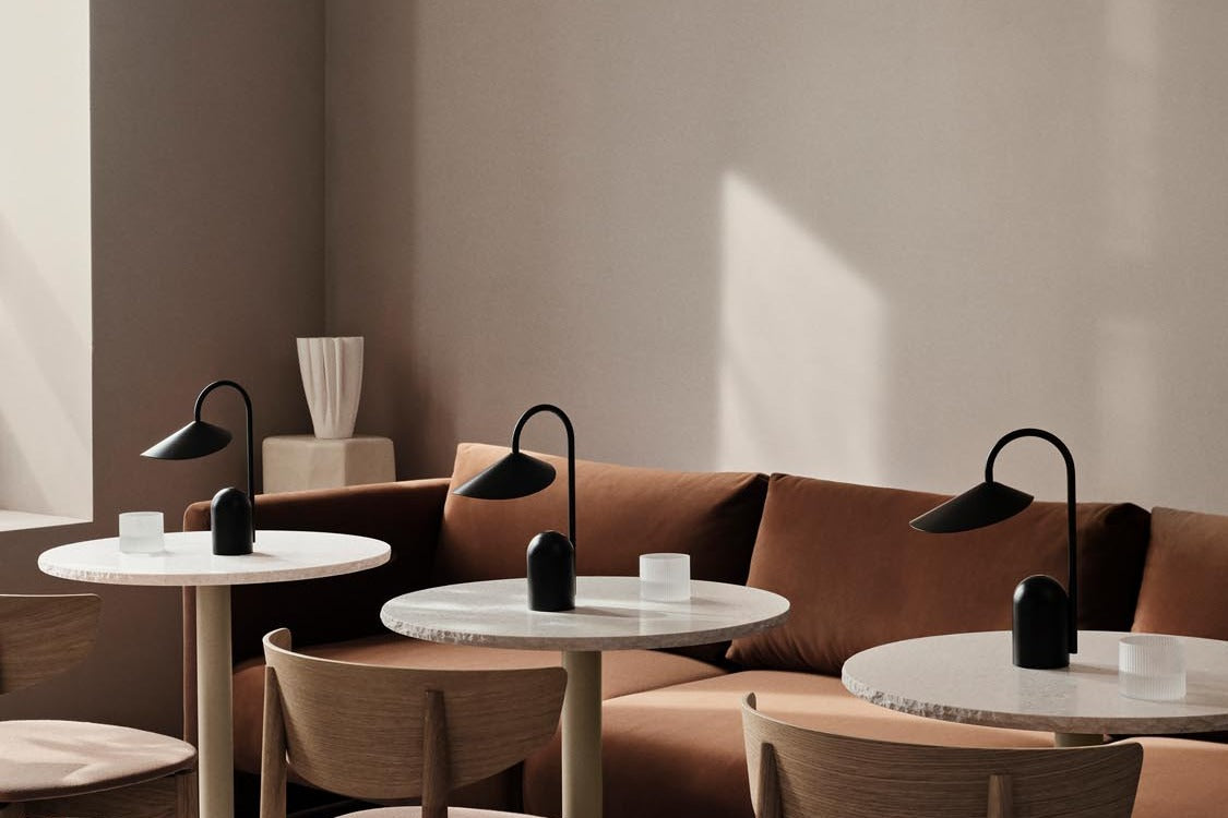Hochwertige Möbel für Cafés & Büros: Langlebigkeit, Ergonomie & Design vereint. Perfekt für den gewerblichen Alltag. Mehr erfahren!