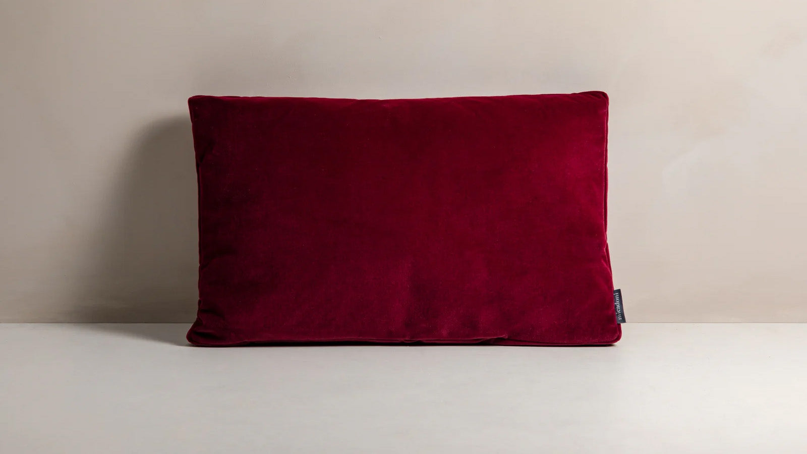 Entdecke unsere Kissenkollektion mit stilvollen Dekokissen und Kissenbezügen für dein Zuhause. Setze wohnliche Akzente in jedem Raum!