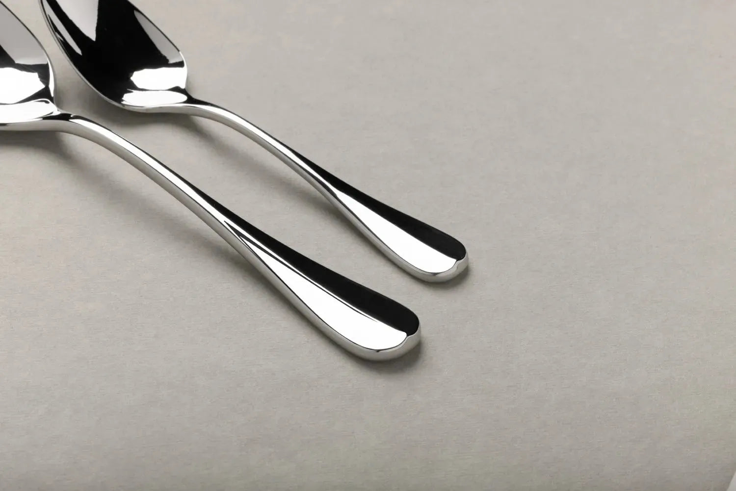 Hochwertige Suppenlöffel von KAQTU aus langlebigen Materialien, ergonomisch gestaltet für ein angenehmes Esserlebnis und stilvolle Tischgestaltung.