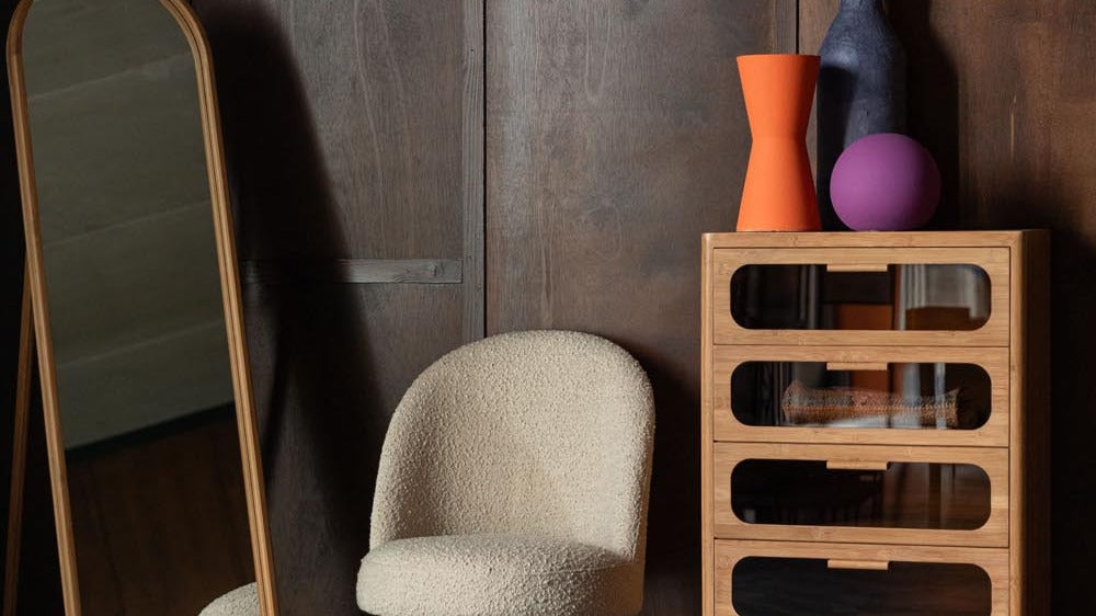 Elegante Boucle-Stühle in sanften Farben, vereinen modernen Komfort und weiche Textur am Esstisch.
