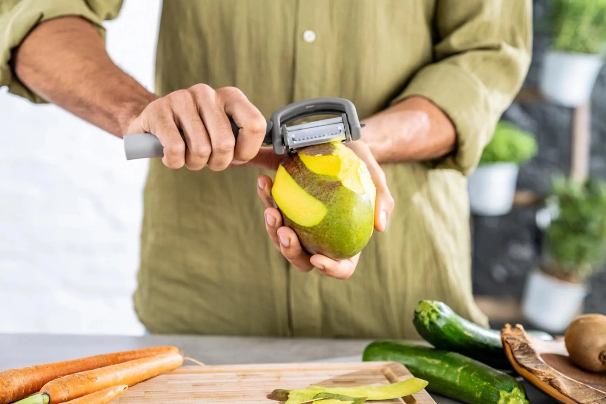 Die KAQTU Schäler-Kollektion vereint stilvolle, langlebige Küchenhelfer mit ergonomischem Design für präzises und müheloses Schälen von Obst und Gemüse.