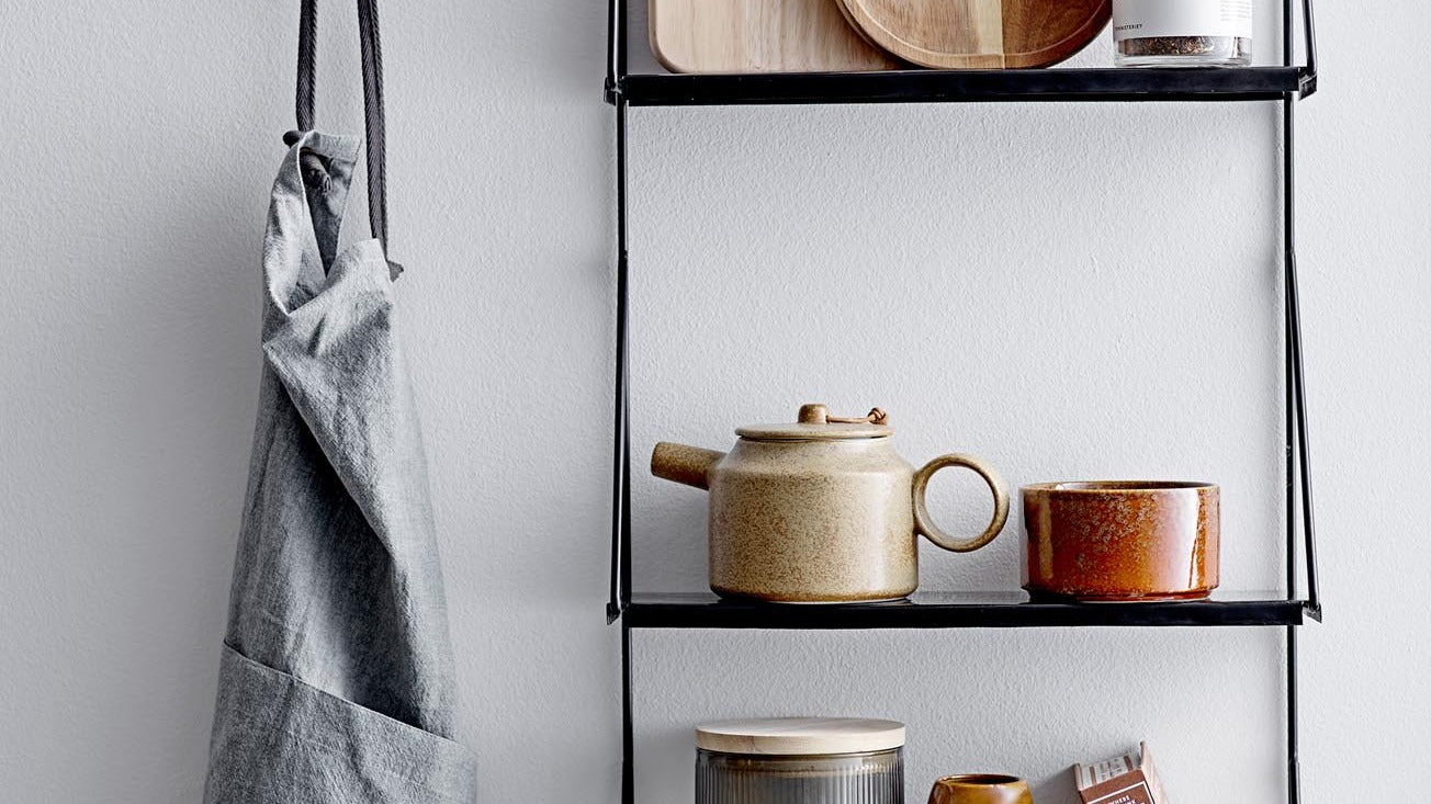 Wandregale für jeden Raum aus Holz oder Metall: platzsparend, praktisch und stilvoll zur Organisation und Dekoration deiner Wände.