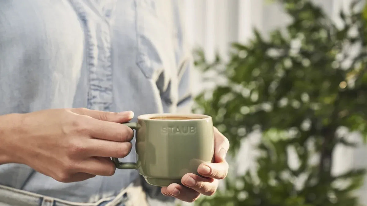 Schlichte und stilvolle Eucalyptus Tasse S 250ml von Staub, perfekt für Tee und Kaffee, vereint Funktionalität mit ästhetischem Charme.
